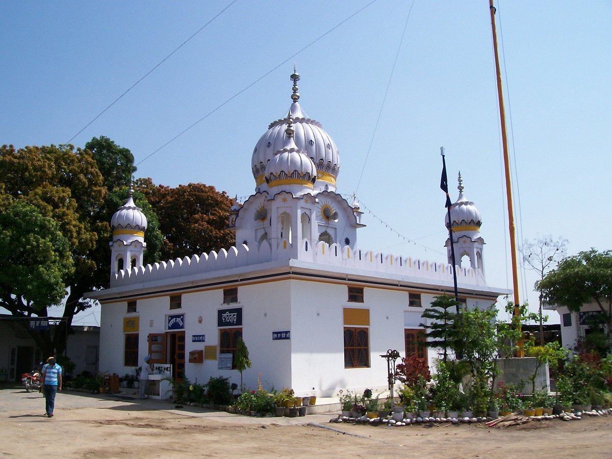 Gurdwara Shri Jhanda Sahib Patshahi Chhevin and Nauvin – Padiala